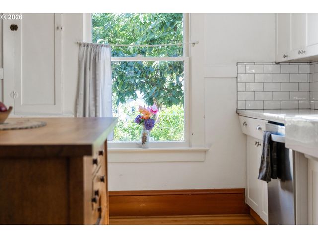 990 TAYLOR St, Mt Angel, OR 97362