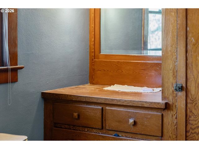 990 TAYLOR St, Mt Angel, OR 97362