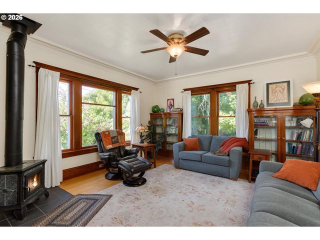 990 TAYLOR St, Mt Angel, OR 97362