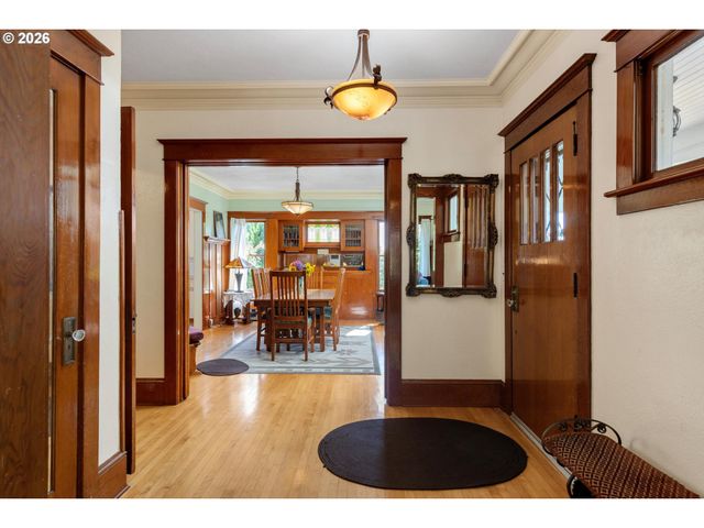 990 TAYLOR St, Mt Angel, OR 97362