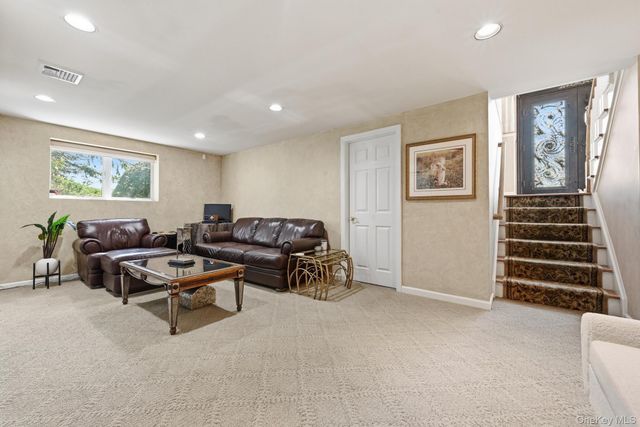 8 Herkimer Avenue, Jericho, NY 11753