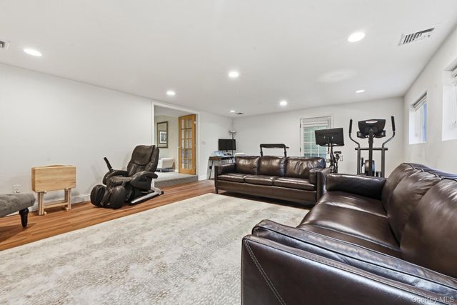 8 Herkimer Avenue, Jericho, NY 11753