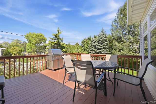8 Herkimer Avenue, Jericho, NY 11753