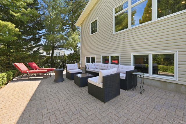 8 Herkimer Avenue, Jericho, NY 11753