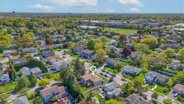 8 Herkimer Avenue, Jericho, NY 11753