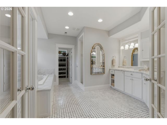 558 6TH St, Lake Oswego, OR 97034