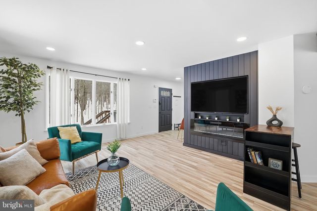 2309 DEER TRACK LN, East Stroudsburg, PA 18302