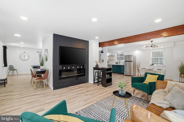 2309 DEER TRACK LN, East Stroudsburg, PA 18302