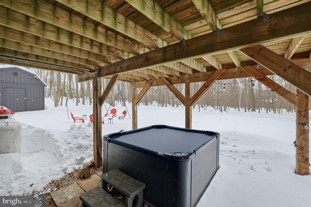 2309 DEER TRACK LN, East Stroudsburg, PA 18302