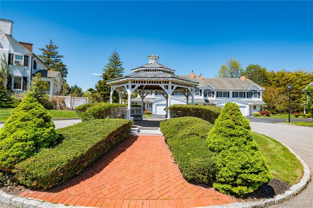 15 S Country Common, West Islip, NY 11795