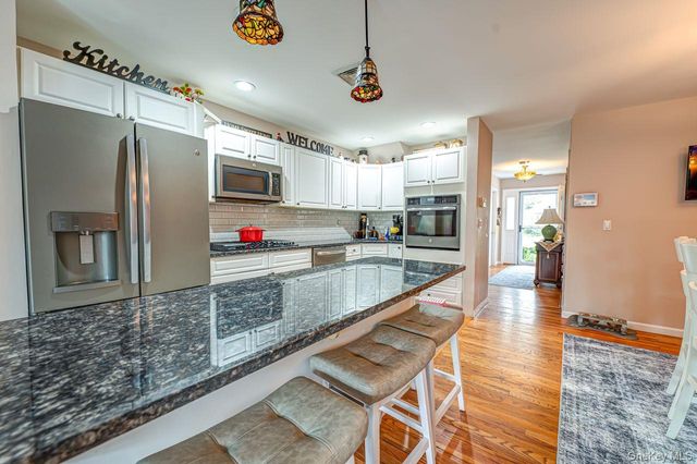 15 S Country Common, West Islip, NY 11795