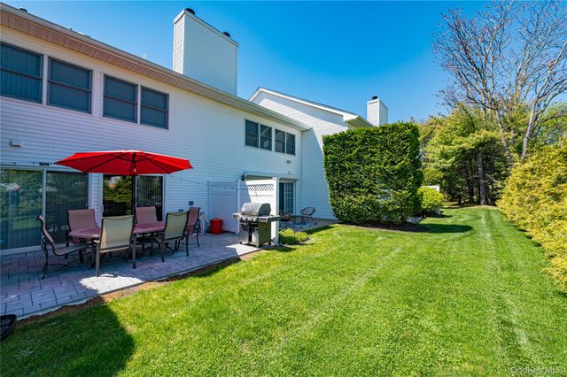 15 S Country Common, West Islip, NY 11795