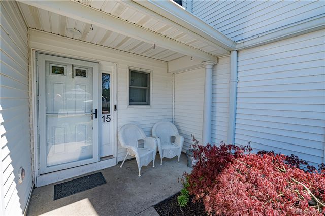 15 S Country Common, West Islip, NY 11795