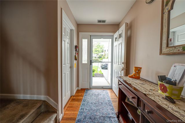 15 S Country Common, West Islip, NY 11795