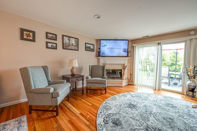 15 S Country Common, West Islip, NY 11795