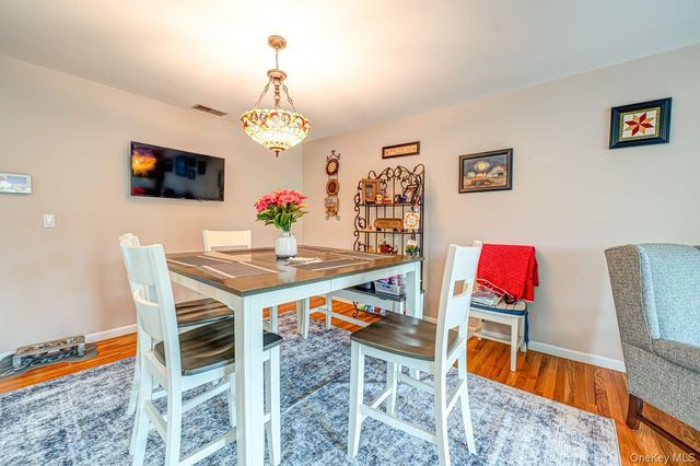 15 S Country Common, West Islip, NY 11795