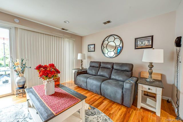 15 S Country Common, West Islip, NY 11795