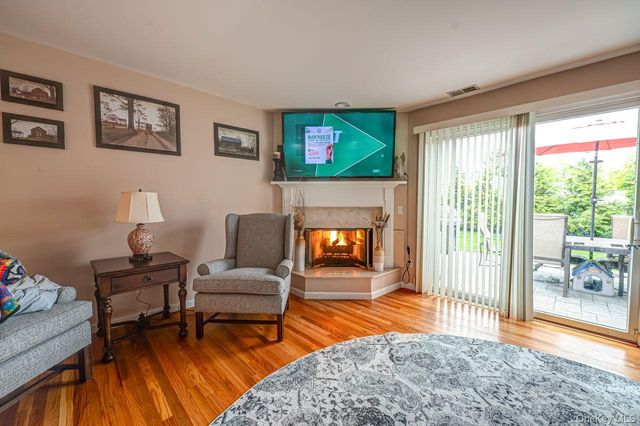 15 S Country Common, West Islip, NY 11795