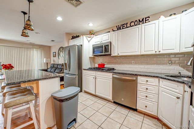 15 S Country Common, West Islip, NY 11795