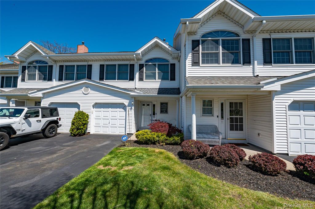15 S Country Common, West Islip, NY 11795