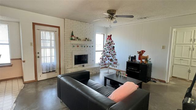 609 Main Street, Roanoke, TX 76262