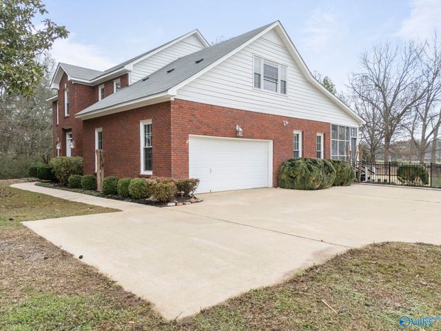 929 E Cave Spring Road, Decatur, AL 35603