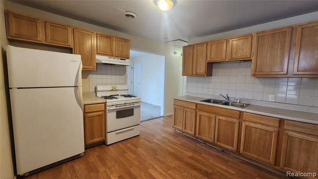 585 E Harwood Avenue, Madison Heights, MI 48071