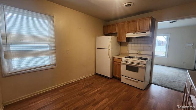 585 E Harwood Avenue, Madison Heights, MI 48071