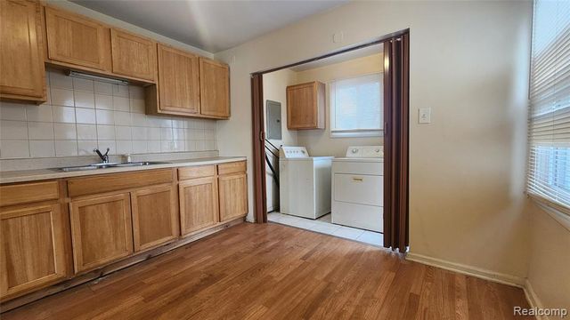 585 E Harwood Avenue, Madison Heights, MI 48071