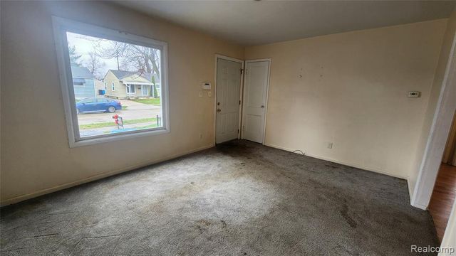585 E Harwood Avenue, Madison Heights, MI 48071