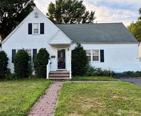 23 Mayfield Place, Metuchen, NJ 08840