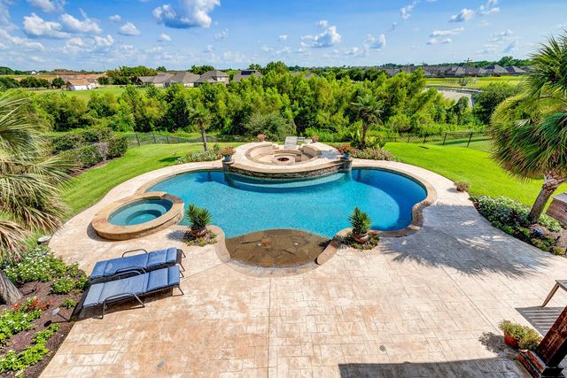 108 Waterstone Drive, Montgomery, TX 77356