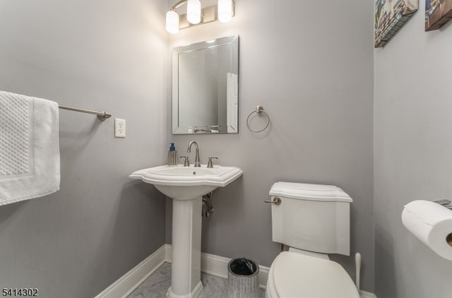 2 Elm Dr, Clinton Twp., NJ 08809