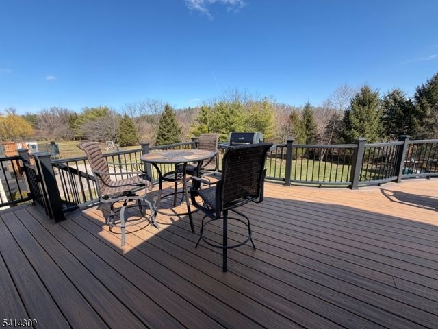 2 Elm Dr, Clinton Twp., NJ 08809