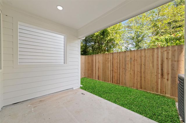 812 Elkhart Street E, Houston, TX 77091