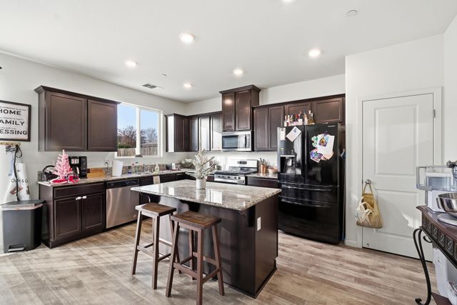 2145 N Rinaldi Court, Visalia, CA 93291