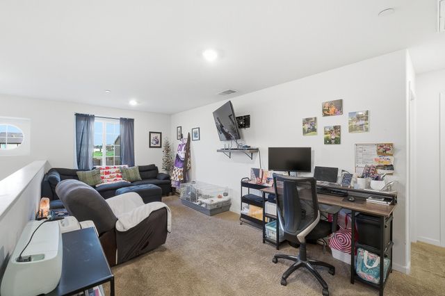 2145 N Rinaldi Court, Visalia, CA 93291