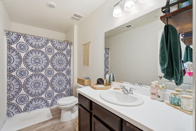 2145 N Rinaldi Court, Visalia, CA 93291