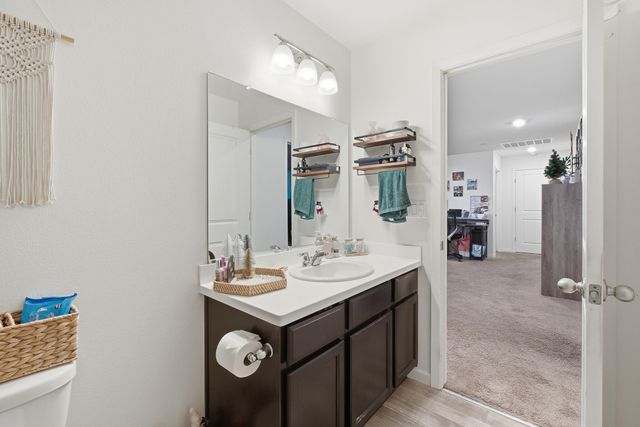 2145 N Rinaldi Court, Visalia, CA 93291