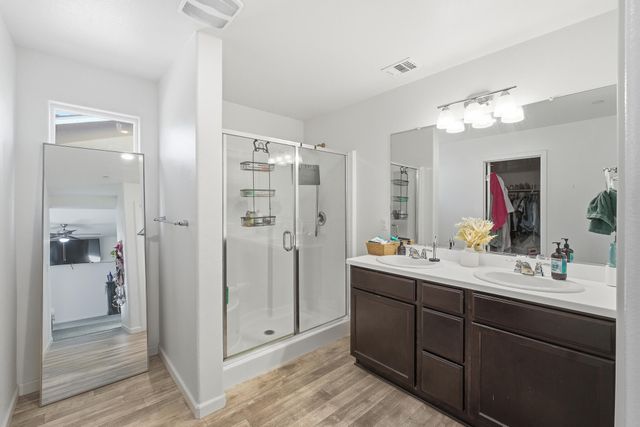 2145 N Rinaldi Court, Visalia, CA 93291