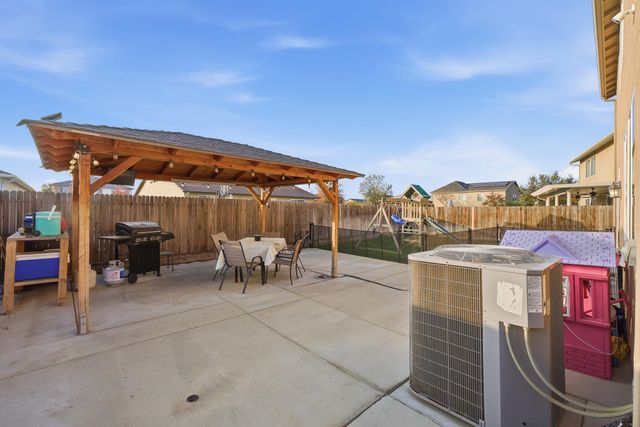 2145 N Rinaldi Court, Visalia, CA 93291