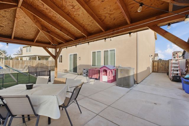 2145 N Rinaldi Court, Visalia, CA 93291