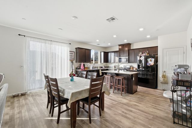 2145 N Rinaldi Court, Visalia, CA 93291