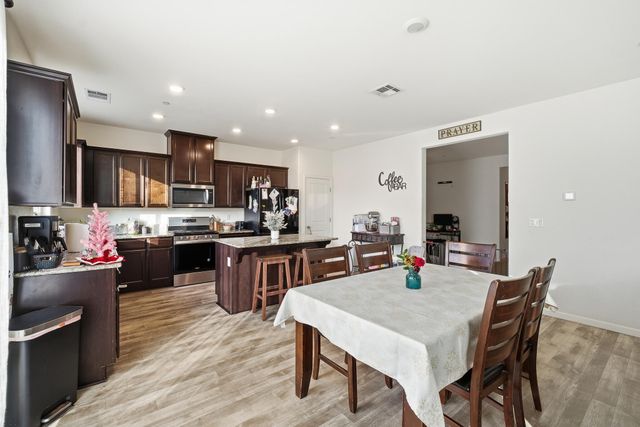 2145 N Rinaldi Court, Visalia, CA 93291