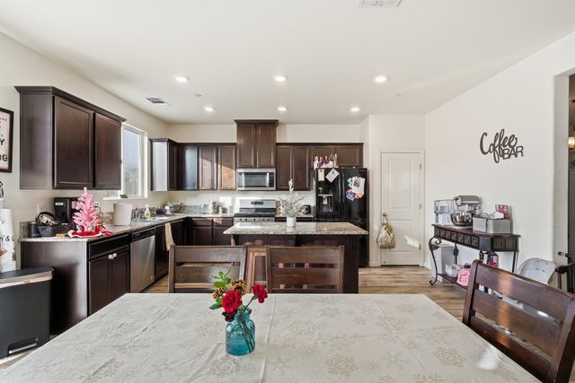 2145 N Rinaldi Court, Visalia, CA 93291