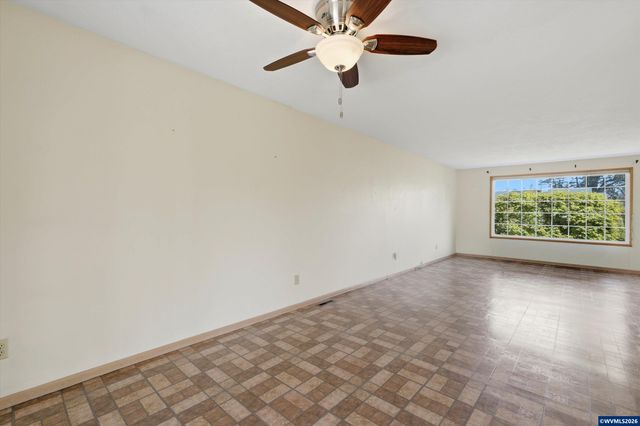 375 S Columbia Dr, Woodburn, OR 97071