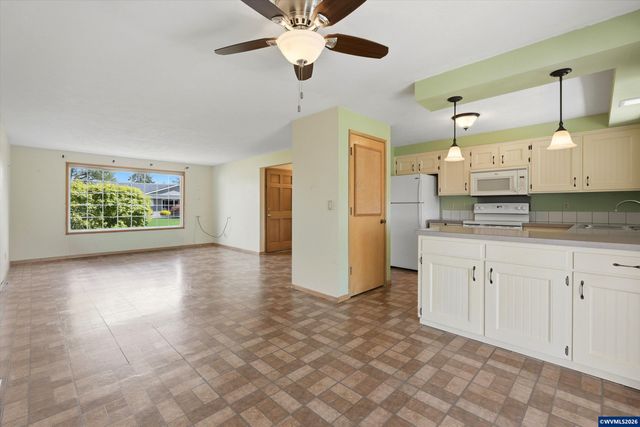 375 S Columbia Dr, Woodburn, OR 97071