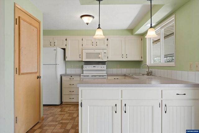 375 S Columbia Dr, Woodburn, OR 97071