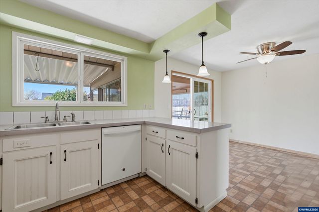 375 S Columbia Dr, Woodburn, OR 97071