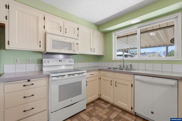 375 S Columbia Dr, Woodburn, OR 97071